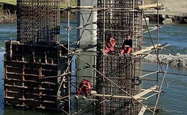 “Zapeli” na skeli: Vatrogasci spašavali radnike koji su gradili most u Banjaluci (VIDEO)