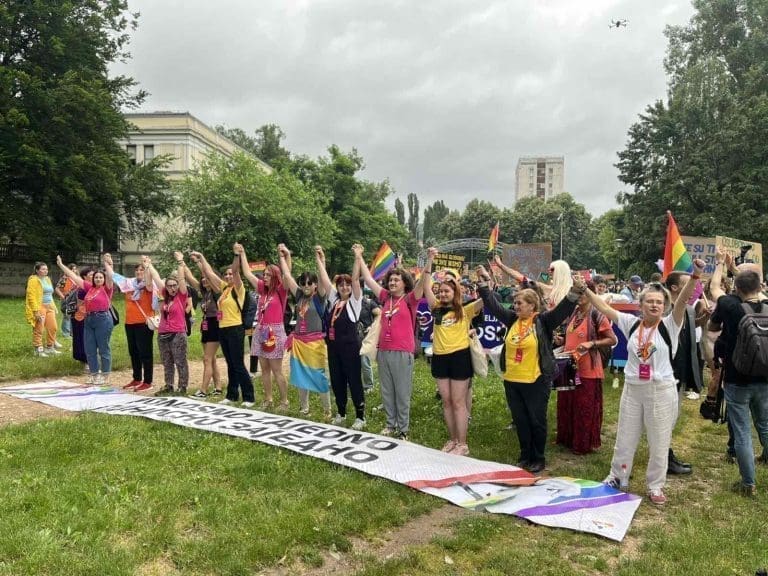 Počela Bh. povorka ponosa, okupljeni poručuju: Građanska je obaveza danas biti ovdje