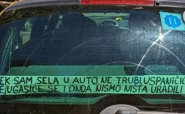 Zanimljiva poruka na automobilu preplavila društvene mreže: Ne trubi, uspaničiću se
