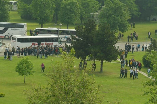 Naprednjaci od rane zore stižu u Beograd,  dolaze autobusi sa makedonskim, albanskim i bugarskim tablicama