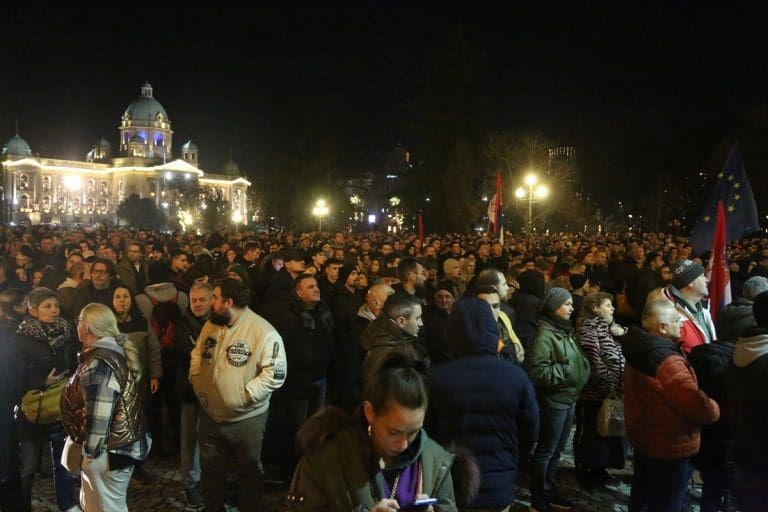 Održan deveti protest opozicije u Srbiji: Demonstranti traže oslobađanje privedenih studenata i aktivista