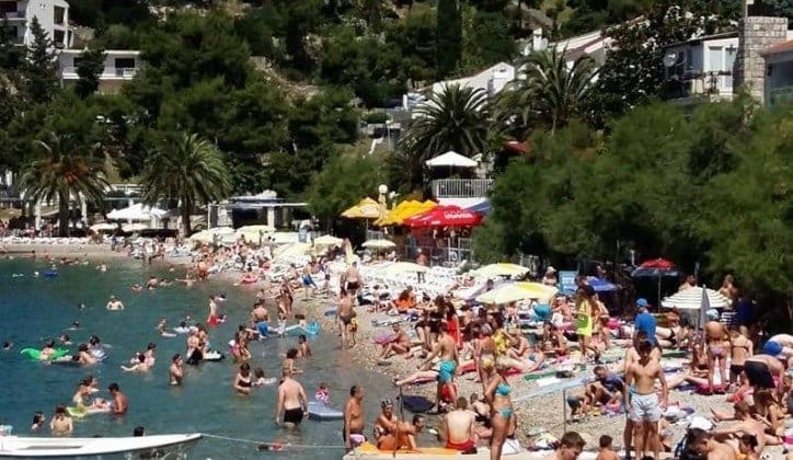 Turisti okupirali Neum, hotelijeri i ugostitelji trljaju ruke: Pogledajte cijene… ‘Papreno’, ali jeftinije nego kod komšija
