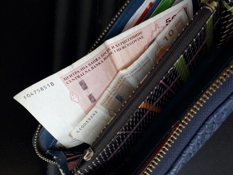 Novi udar na kućni budžet: Struja skuplja, a s njom i hrana, prevoz i komunalne usluge