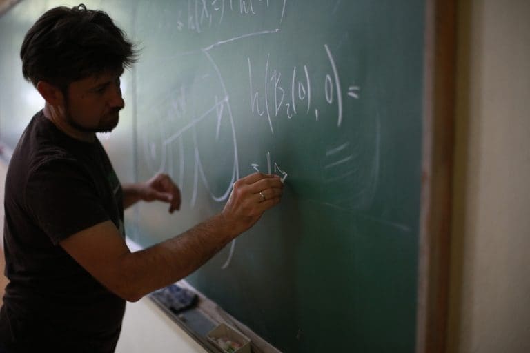 Profesor zadao učenicima da napišu svoje smrtovnice, pa dobio otkaz