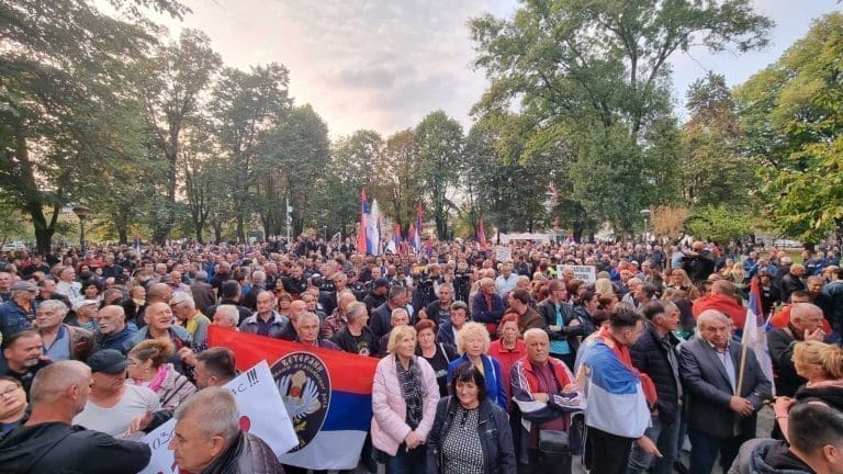 Protesti opozicije: Srbovanje, širenje teorija zavjera, dezinformacija i diskreditacija, koje su uobičajene za vladajuće