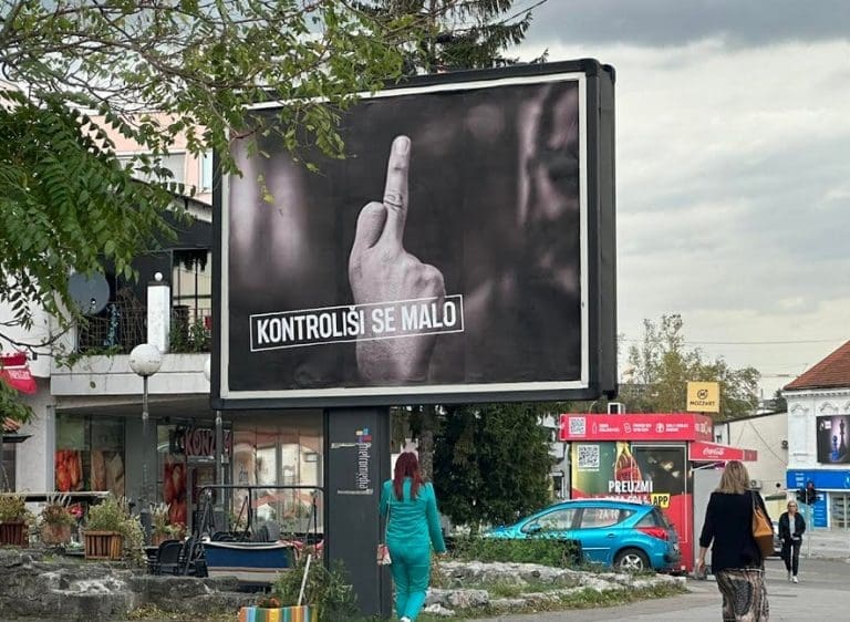 Banjaluka: Sada znamo šta se krije iza bilborda sa srednjim prstom
