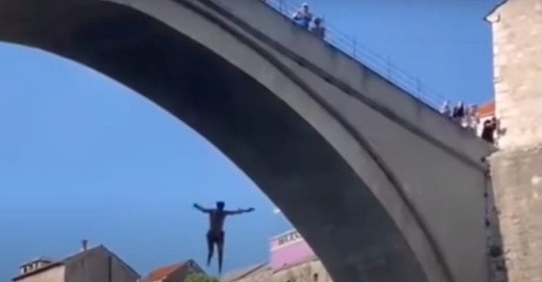 Dramatični snimak skoka sa Starog mosta Amerikanca kojeg su Mostarci spasili od utapanja