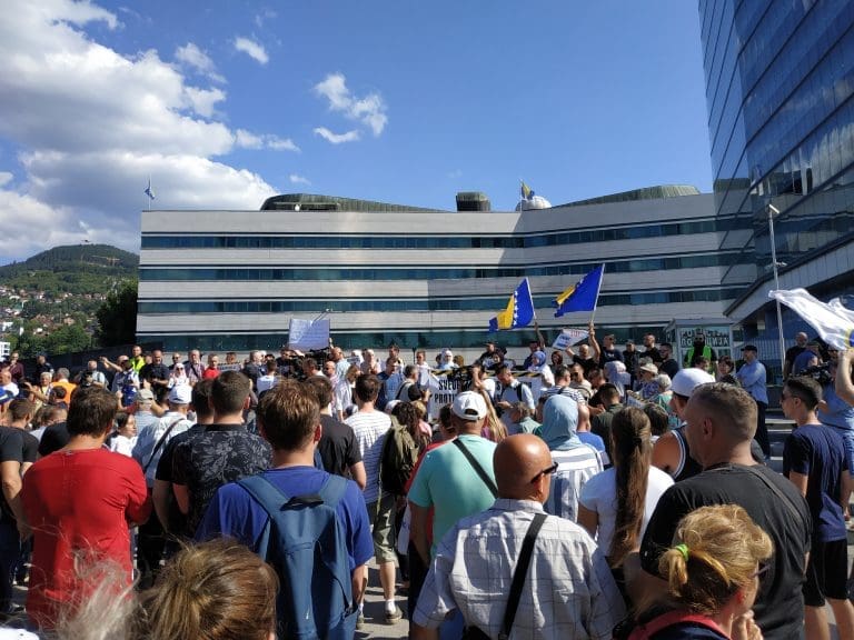 Osim u Sarajevu, građani se okupili i u Tuzli, Mostaru, Zenici…