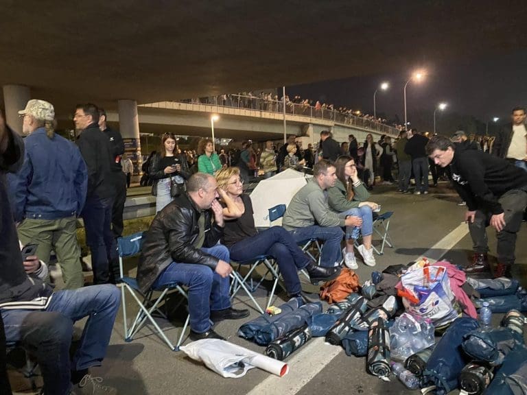 Građani proveli noć na autoputu, traže ispunjenje zahtjeva i poručuju: Šatori će biti tu koliko god treba! FOTO