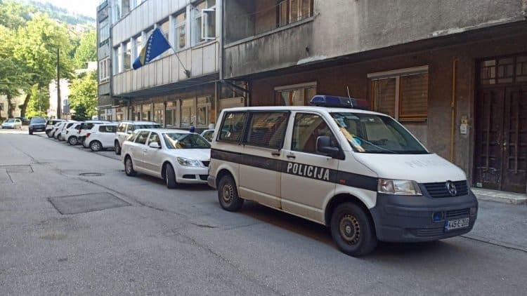 Oglasio se policajac koji je ranjen u Gradačcu