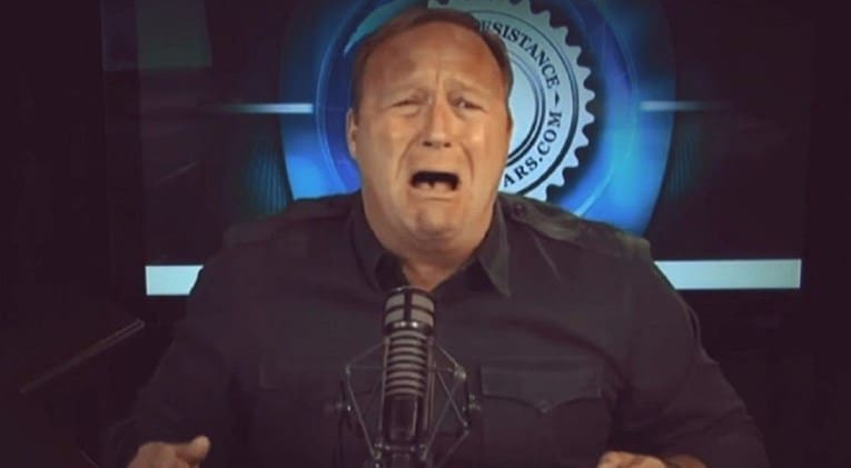 Alex Jones mora platiti dodatna 473 miliona dolara zbog laži o masakru u školi