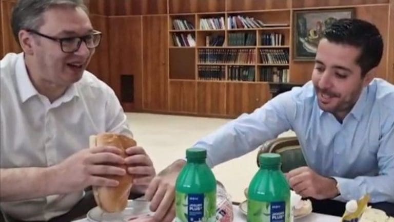 Obratite pažnju na jedan detalj na snimku gdje Vučić pravi sendvič s parizerom