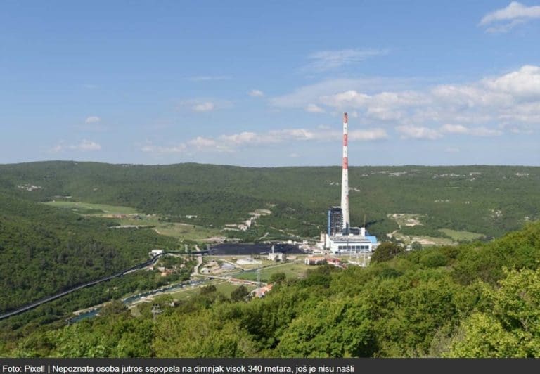 Nepoznata osoba jutros se popela na dimnjak visok 340 metara, još je nisu našli