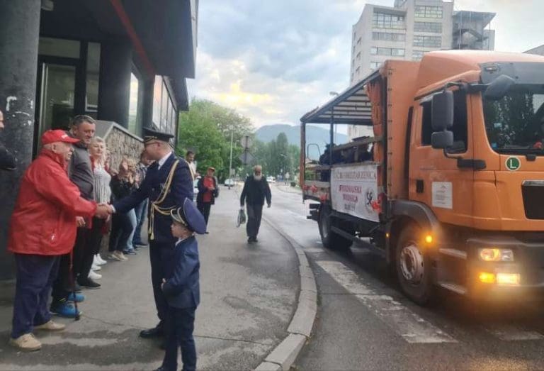 Zenički muzičari pozvali sugrađane na Prvomajski uranak, oni ih darovali pićem i hranom