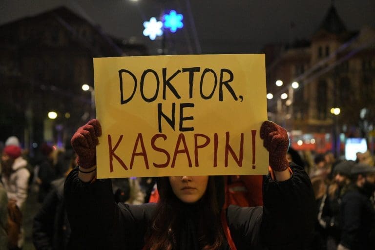 Uhapšen doktor iz Sremske Mitrovice kog je porodilja optužila za smrt bebe: MUP objavio za šta ga tereti