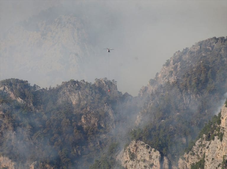 Vatrogasne ekipe na terenu i dalje se bore sa šumskim požarima u Kemeru (FOTO)