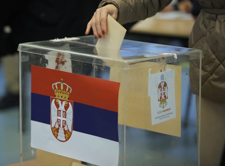 Zabilježene brojne nepravilnosti na izborima u Srbiji, organizovano dovođenje birača iz BiH i Kosova