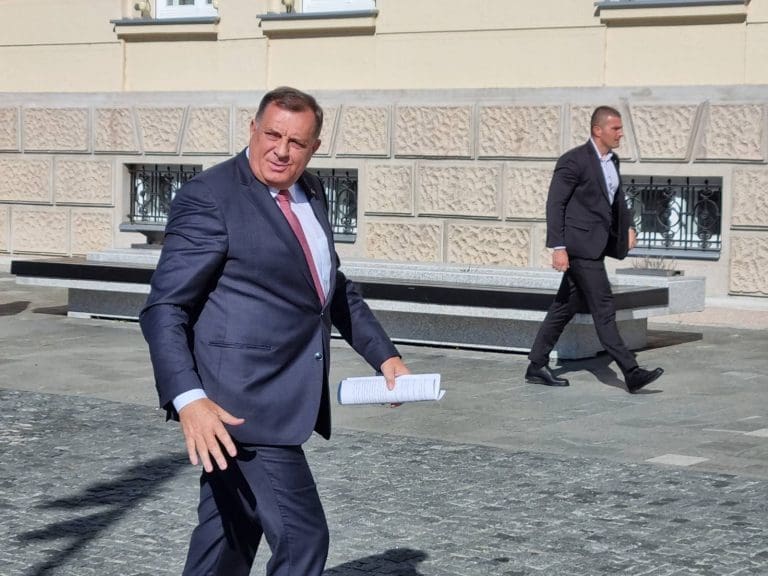 Intelektualaci ćute ili se hvale podrškom političarima