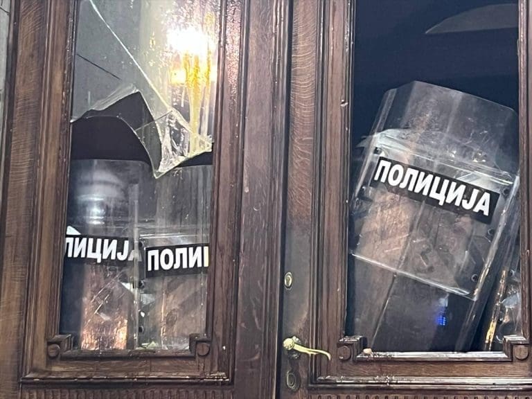 Najmoćnija slika sa sinoćnog protesta: Sama naspram kordona