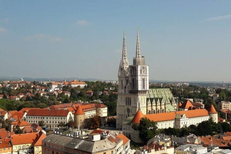 Mladić s mačetom upao u gimnaziju u Zagrebu, policija ga traži: “Krizna je situacija”