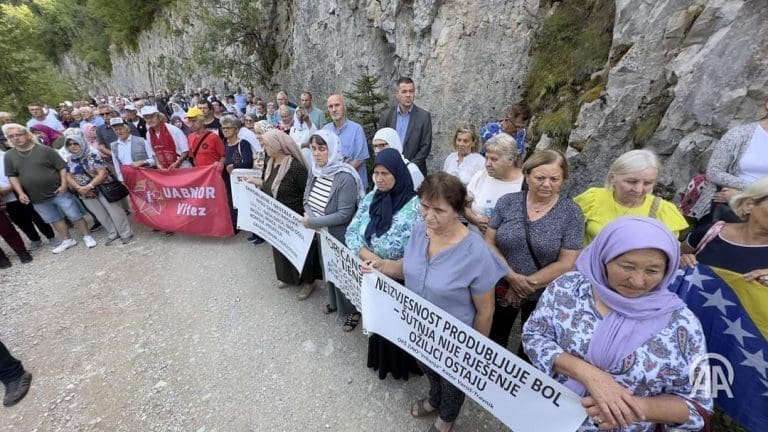 BiH: Obilježena 31. godišnjica strijeljanja 224 logoraša na Korićanskim stijenama