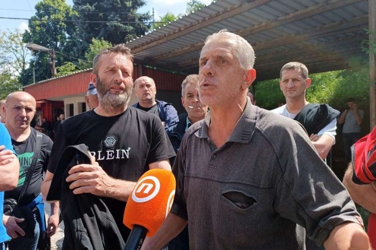 Zenički rudari nisu dobili aprilsku platu pa ni jutros, već treću smjenu nisu sišli u jame