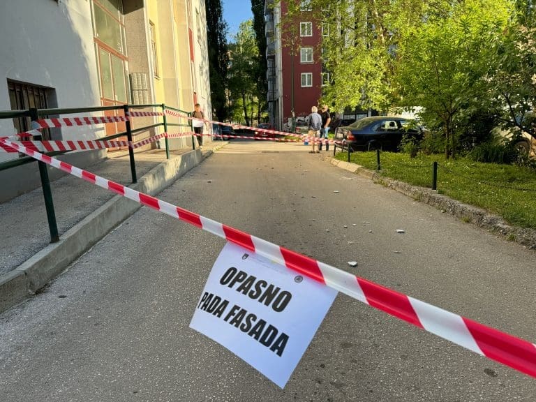 Odlomio se komad fasade sa nebodera u Sarajevu, pukom srećom izbjegnuta tragedija