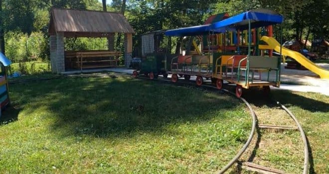 Nema ko da radi: Prodaje izletničko selo u BiH sa planinskom kućom, bazenom, dječjim igralištem…