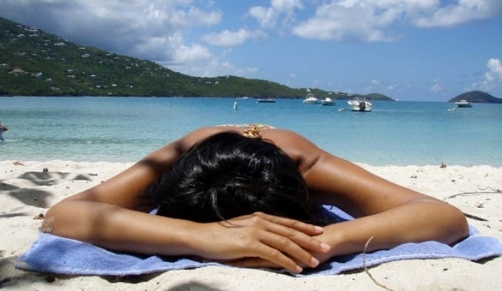 „Pokret peškira“ širi se Grčkom! Meštani proteruju ležaljke sa plaža: Ne želimo da plažu okupiraju suncobrani i ogromni kreveti