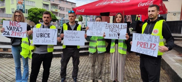 Bišćani sa skupa održanog na Gradskom trgu poručili da ubijena Azra Spahić neće biti zaboravljena