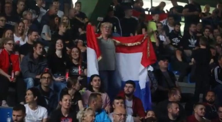 Ustaški pozdrav odjekivao na Thompsonovom koncertu u Karlovcu