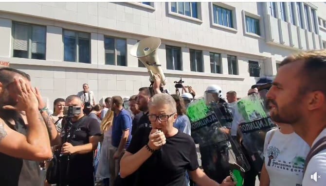 Novi Nebojša Milenković:  Nisu se juče “građani tukli sa policijom” – već su građane tukli plaćeni batinaši