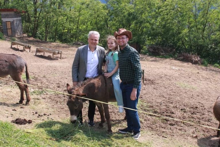“Upravo sam otkrio jedno veoma posebno mjesto”: Satler na farmi magaraca u Zavidovićima