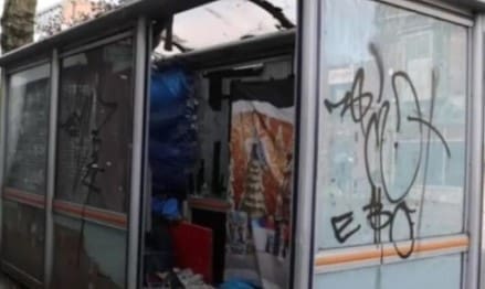 Život u 3 kvadrata: Od autobuskog stajališta napravili dom, saznali da ga ruše (VIDEO)