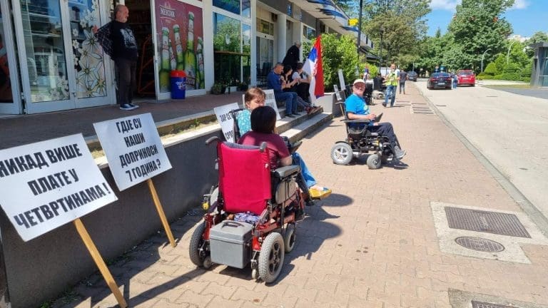 Drugi dan protesta radnika ispred Vlade RS: Svi nas ignorišu!