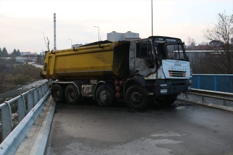 Kosovo: Zapaljena dva kamiona na barikadi na mostu kod Dudinog Krša