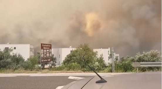 BRZO SE ŠIRI Ogromni požar u Dalmaciji zahvatio kuće, ljudi bježe. Kolaps na cesti do Splita