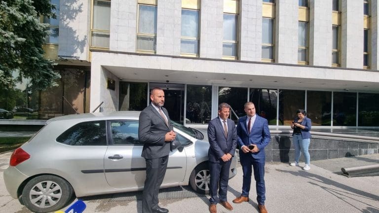 Vukanović parkirao automobil ispred NSRS: Ovo je razlog…