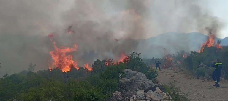 Požar u Neumu još aktivan, vatra se nekontrolisano širi, potrebna pomoć OSBiH