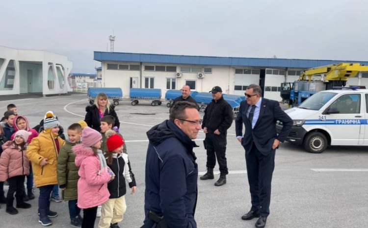 Dodik: Zanimljiv susret sa mališanima na sarajevskom aerodromu