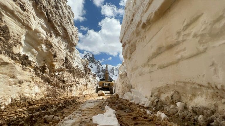 Turska: U Hakkariju se timovi i u aprilu bore sa metrima snijega (FOTO)