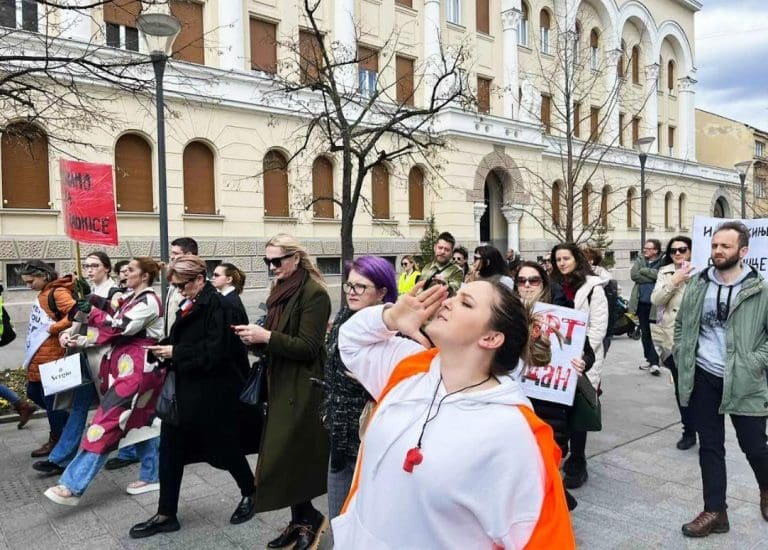 Identifikovana četiri maloljetna lica koja su otuđila zastavu od učesnice javnog skupa u Banjaluci