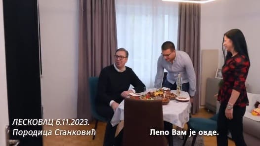 Stručnjaci analizirali Vučićeve predizborne nastupe: Zašto peče palačinke i ljudima ulazi u domove?