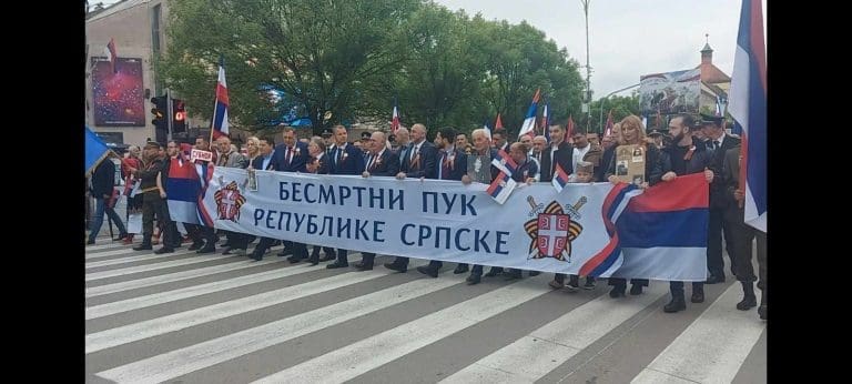 MARŠ BESMRTNOG PUKA U BANJALUCI: I zastave SFRJ, i SUBNOR, i zastava Rusije…