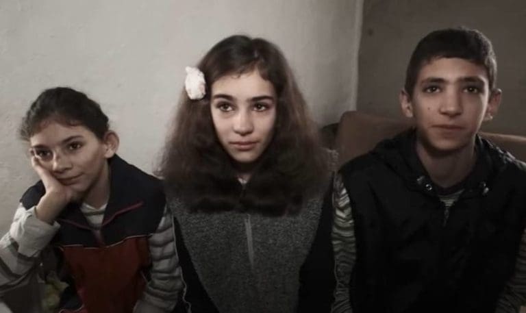 Za Božić imaju 3 želje: Lutka, Ana i Dušan odrastaju u kući od blata, komšije su im orlovi