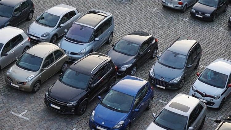 Radnik s posla otišao dvije minute ranije, šef ga dočekao na parkingu i otpustio