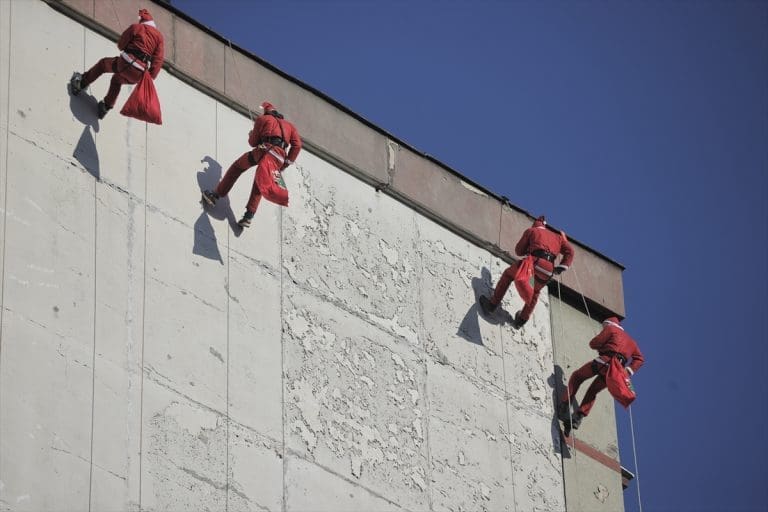 Iznenađenje za sarajevske mališane: Djeda mrazevi se spustili s krova zgrade (FOTO)