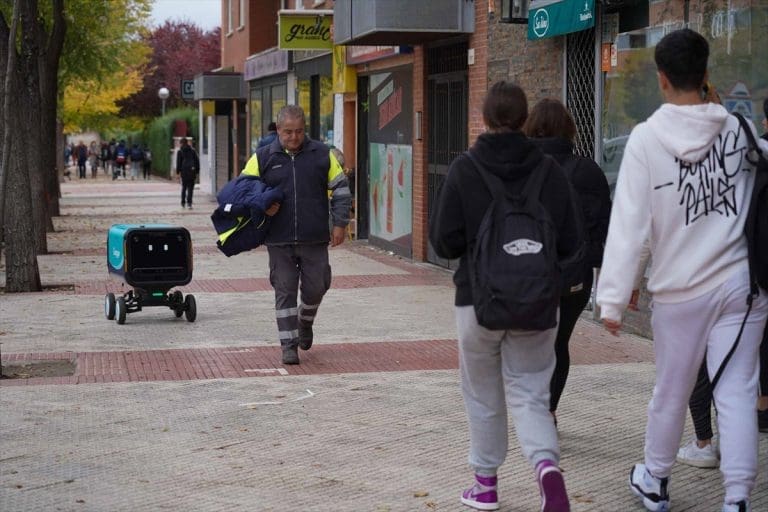 Roboti za dostavu u Španiji: Imaju četiri tošča, skladište i mogu da prelaze ulice (FOTO)