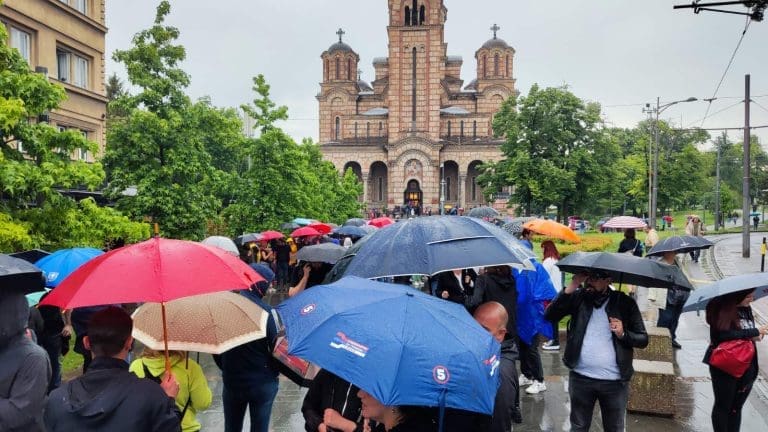 Četvrti protest „Srbija protiv nasilja“: Blokiran saobraćaj kod Skupštine, nema izmjena zbog kiše