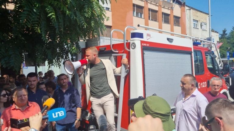 Deložacija odgođena, Stanivuković završio u vatrogasnom vozilu: Kako je Banjaluka uopšte izgubila parking vrijedan miliona maraka?